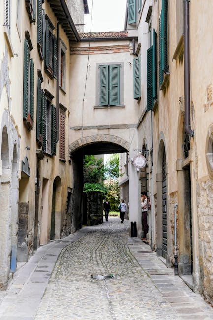 Ruelle pavée aux volets verts dans la Città Alta de Bergame