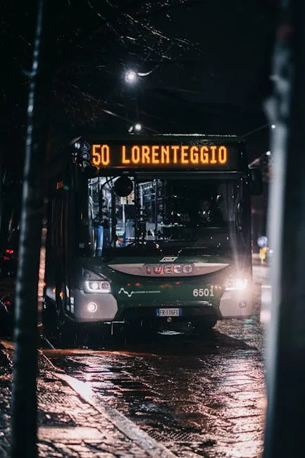 Bus de nuit affichant la ligne 50 Lorenteggio, trottoir mouillé.