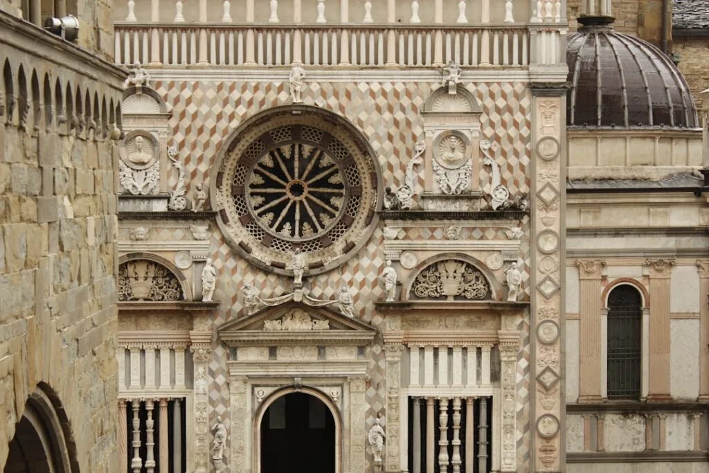 Façade sculptée et rosace richement décorée dans la vieille Bergame