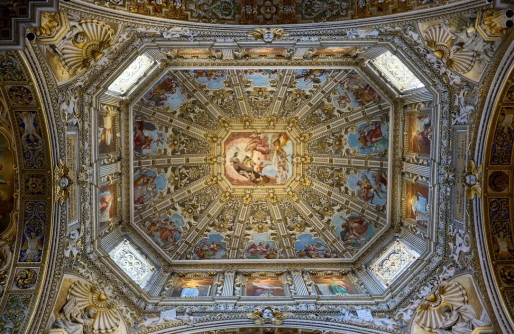 Plafond peint et doré du dôme baroque de la basilique à Bergame