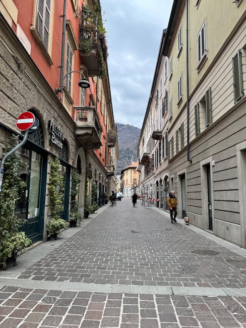 coppia anziana che passeggia in una via di Città Alta a Bergamo