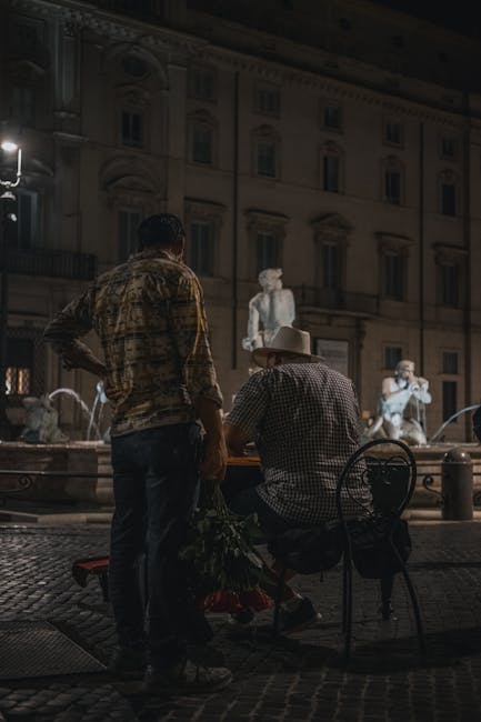 Luce serale su Piazza Vecchia, persone sedute vicino alla fontana