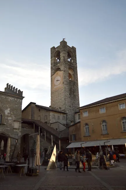 Tour du Campanone dominant la Piazza Vecchia de Bergame animée