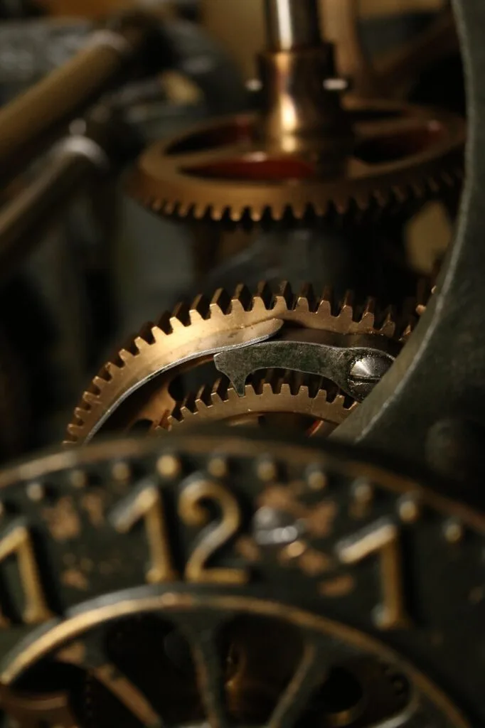Engrenages en laiton de l'horloge du Campanone visibles en gros plan