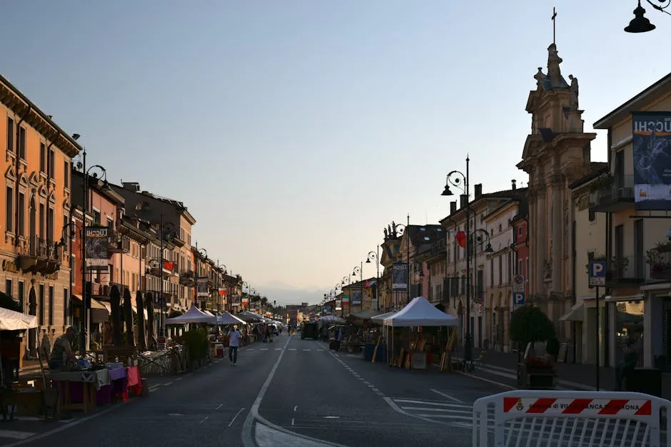 Rue commerçante de Bergame avec stands et tentes au coucher du soleil