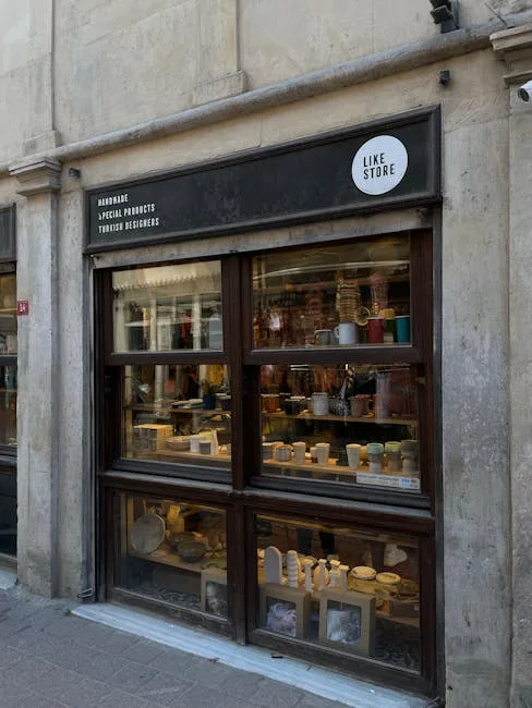 Façade d'une boutique d'artisanat 'Like Store' dans une ruelle de Bergame
