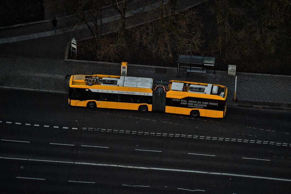 autobus giallo moderno ATB fermata a Bergamo