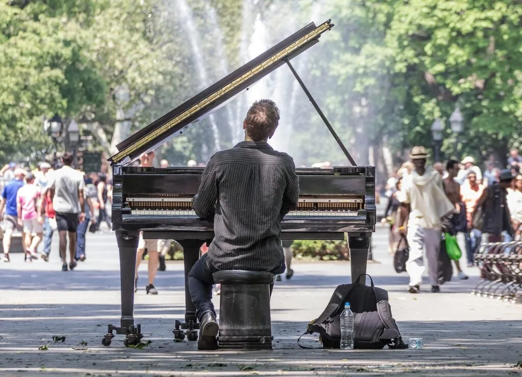 Pianiste jouant sur piano à queue en plein air près d'une fontaine à Bergame