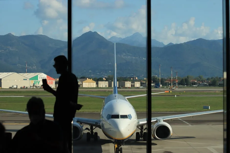 Avion au roulage vu depuis la salle d'embarquement de l'aéroport de Bergame