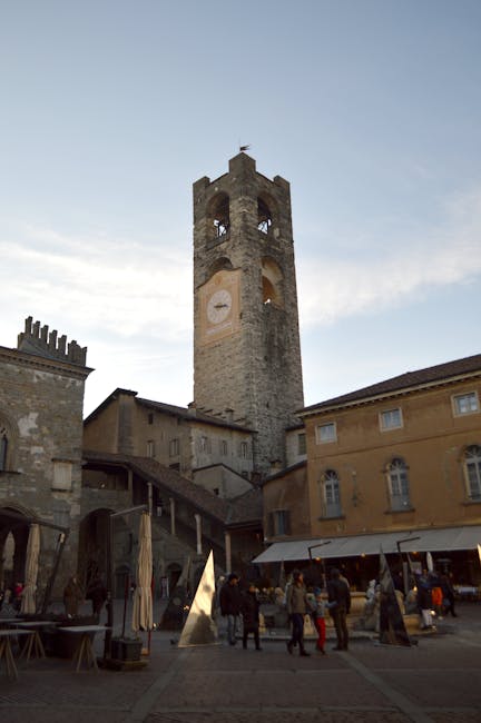 Terrazza di un caffè in Piazza Vecchia al tardo pomeriggio