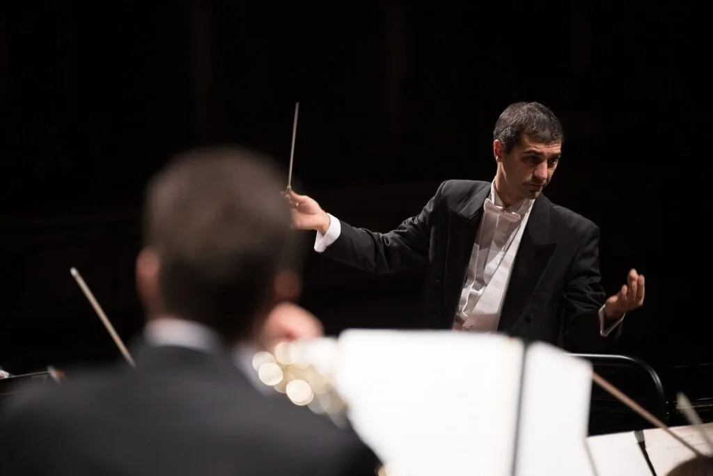 Chef d'orchestre gesticulant pendant un concert à Bergame