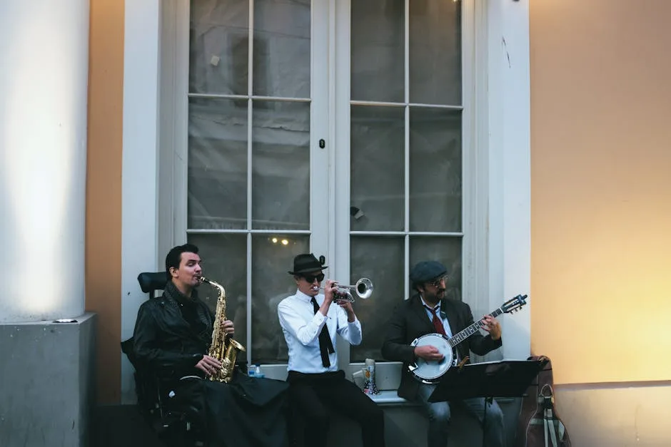 Trio de musiciens de rue jouant devant une fenêtre historique à Bergame