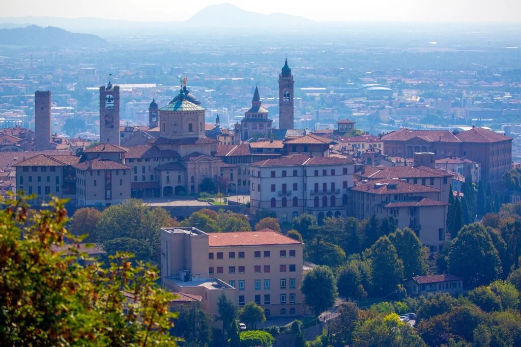 Panorama rapproché des clochers et toits de la Città Alta