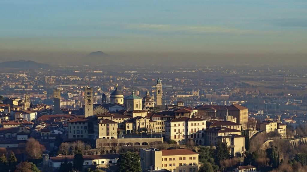 panorama al tramonto dalla collina di San Vigilio a Bergamo