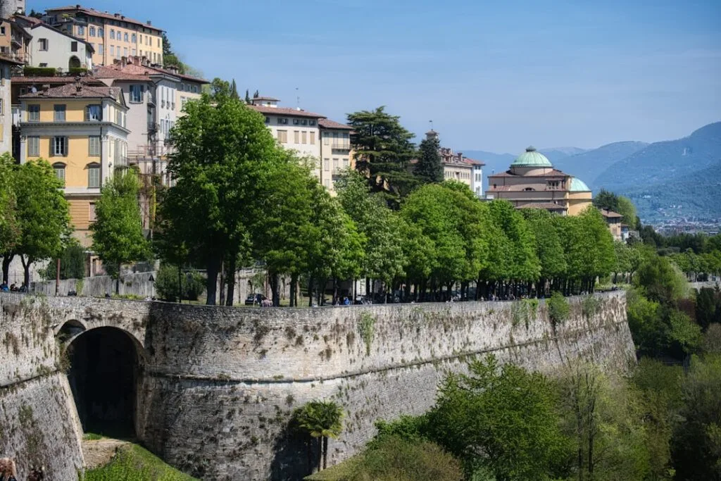 Remparts végétalisés et rangées d'arbres sur les murailles de Bergame