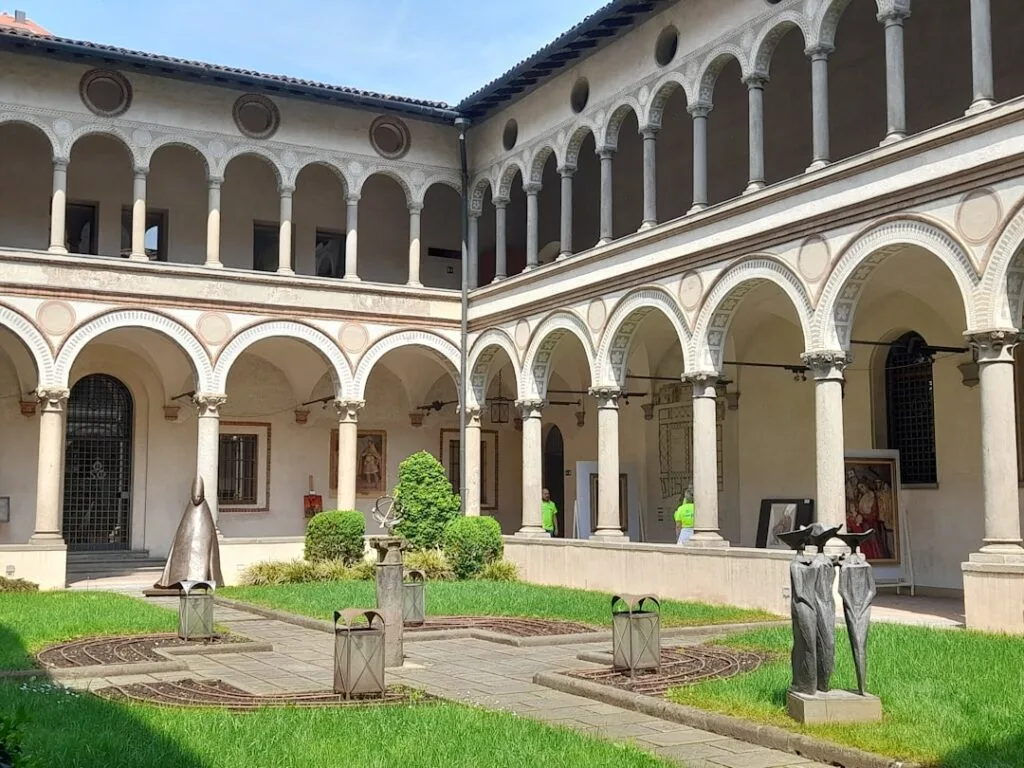 Cloître à arcades à Bergame, jardin central et sculptures contemporaines