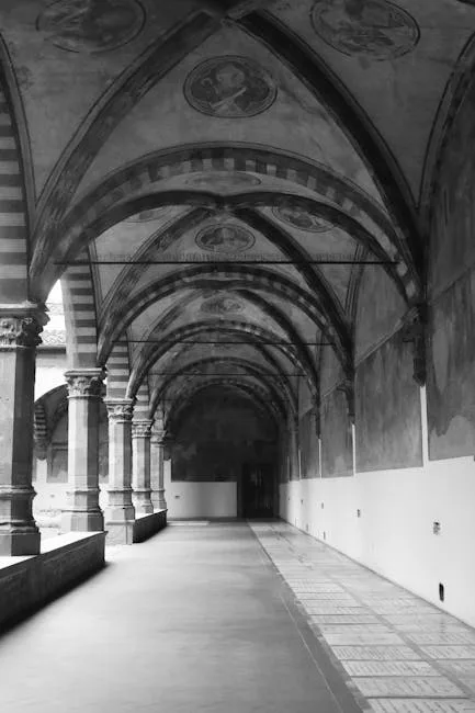 Couloir voûté du cloître de Bergame, fresques et colonnes alignées
