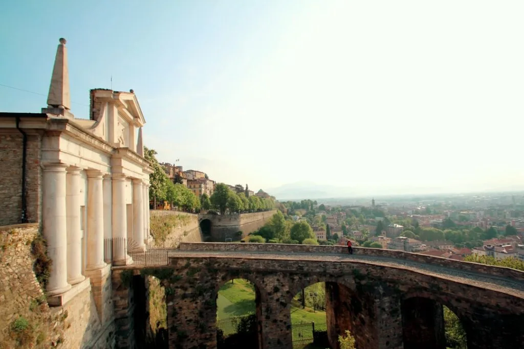 Vue panoramique sur Bergame depuis les remparts et le pont médiéval