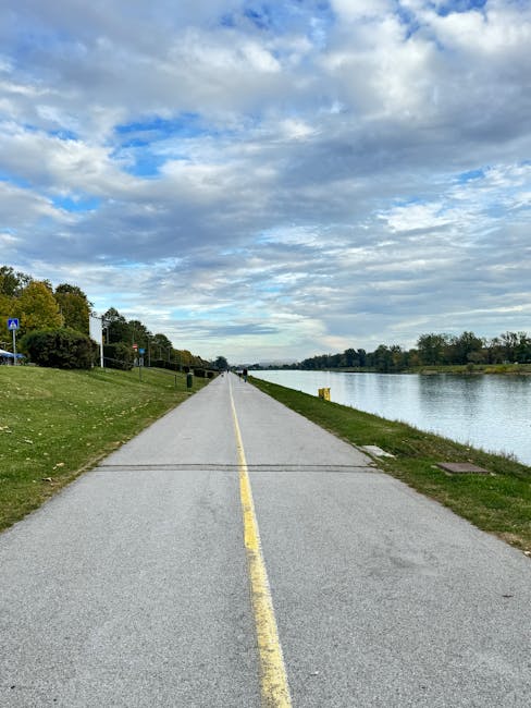 Piste cyclable longeant un canal calme près de Bergame, ligne jaune centrale