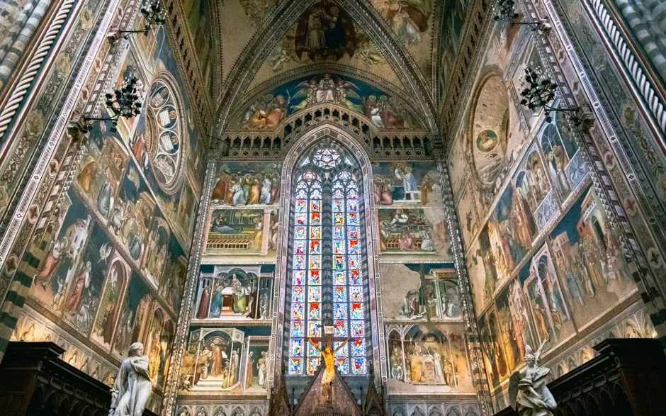 Intérieur richement décoré d'une église de Bergame avec vitrail et fresques