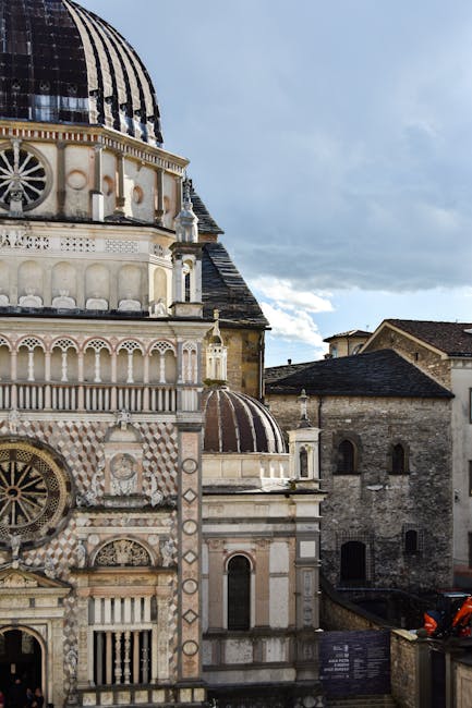 Dôme et façade richement décorés de la chapelle Colleoni à Bergame.