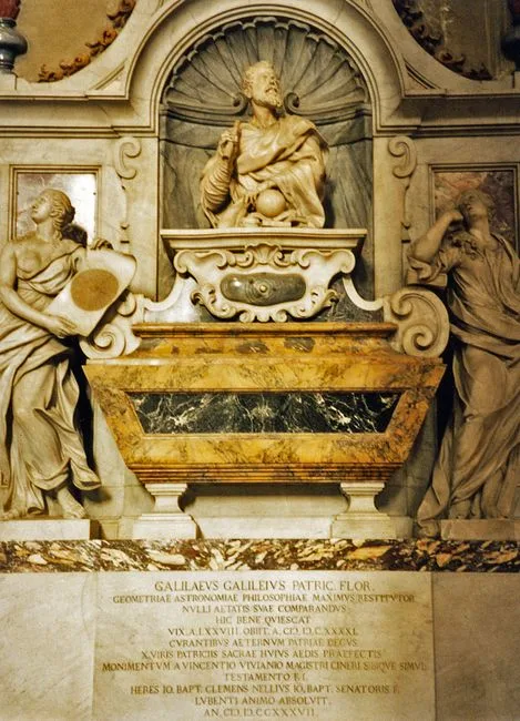 Gisant et sculptures en marbre d'un monument funéraire à l'intérieur de la chapelle, Bergame.