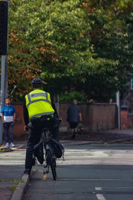 Cycliste portant gilet réfléchissant attendant au feu dans une rue de Bergame