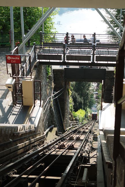 Rails du funiculaire de Bergame descendant vers la ville basse.