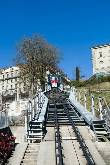 Voie du funiculaire montant vers la Bergame Alta sous ciel bleu.