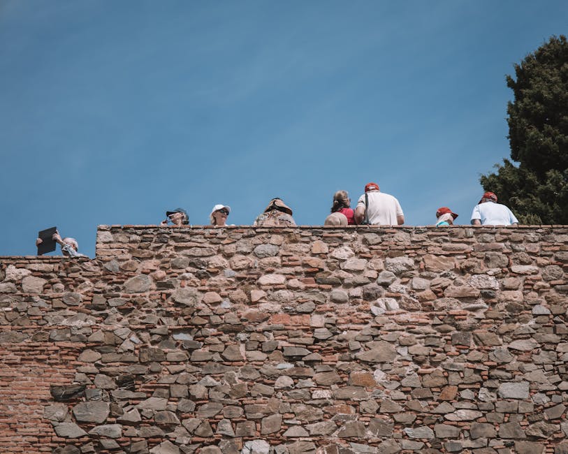 Visiteurs regardant le panorama depuis le chemin de ronde des remparts de Bergame