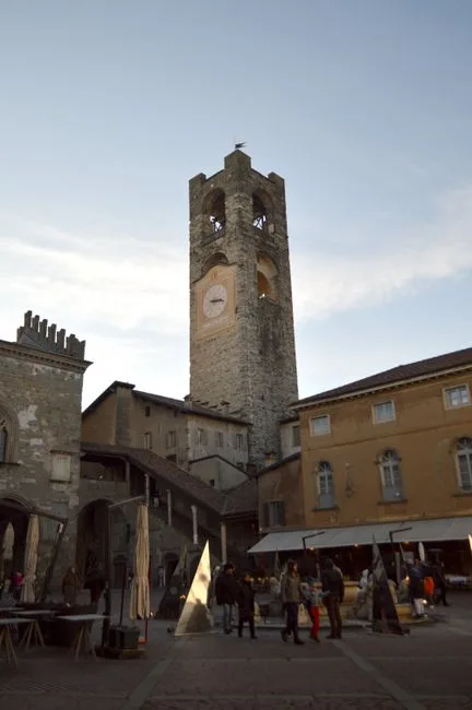 Tour du Campanone dominante la place animée de Bergame.