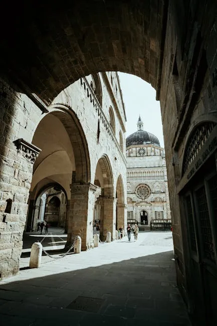 Arcades en pierre encadrant la chapelle Colleoni sur la place de Bergame.