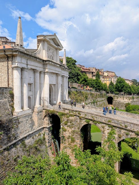 Porta San Giacomo et pont d'accès aux remparts de Bergame avec visiteurs