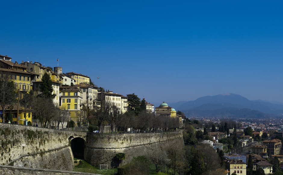 Les remparts de Bergame avec maisons colorées et vue sur la vallée