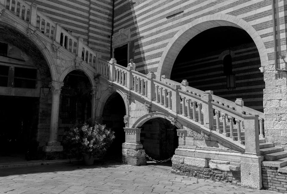Escalier en pierre sculpté dans une cour historique
