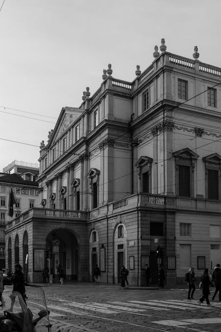 Façade classique d'un théâtre dans les rues de Bergame