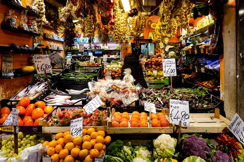 Étal de fruits et légumes garnis d'ail au marché de Bergame