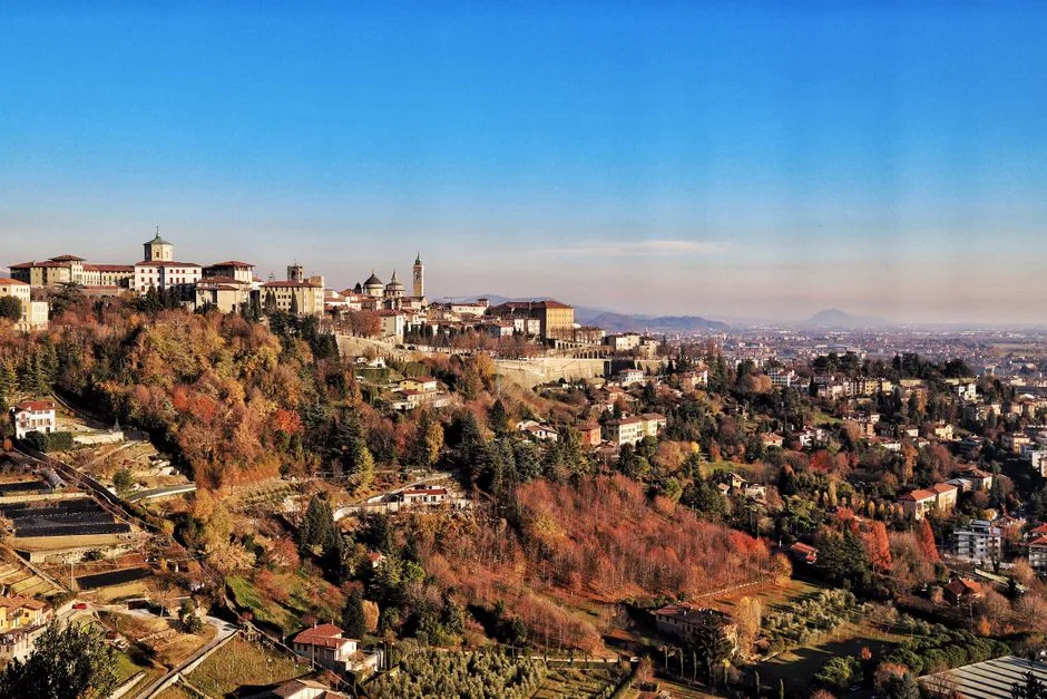 Panorama automnal de la Città Alta de Bergame sur la colline