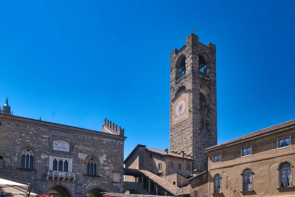 Tour du Campanone et bâtiments médiévaux de la Città Alta à Bergame.