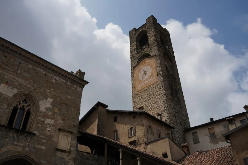 Torre del Campanone dominant les maisons anciennes de la Città Alta, Bergame.