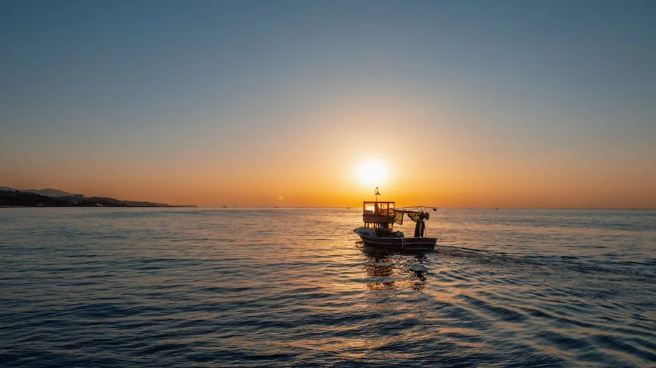 Bateau de pêche au large de Trieste au lever du soleil.