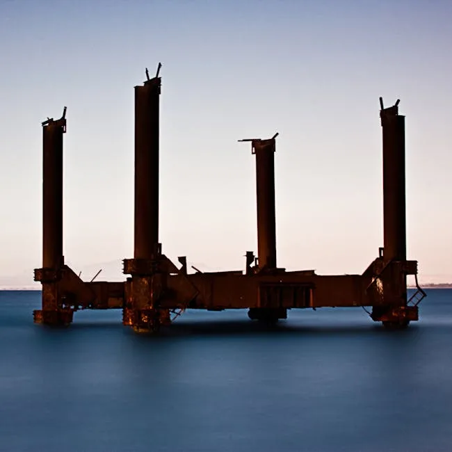Roestig industrieel ponton op zee als silhouet tegen zachte lucht