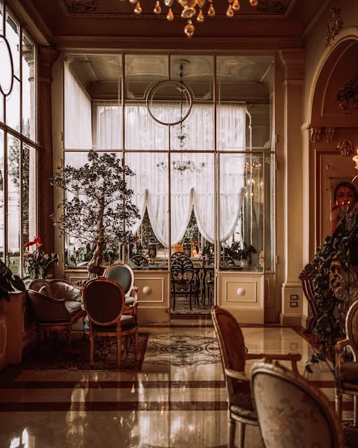 Salon intérieur du château de Miramare à Trieste, fauteuils et grandes fenêtres
