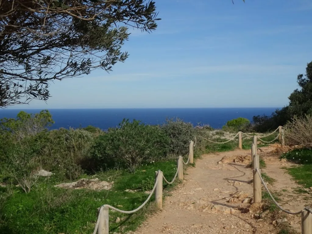 Sentier bordé de cordages sur les falaises maritimes près de Trieste