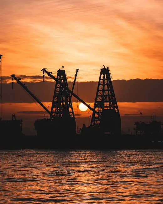 Silhouettes de grues industrielles du port de Trieste au coucher