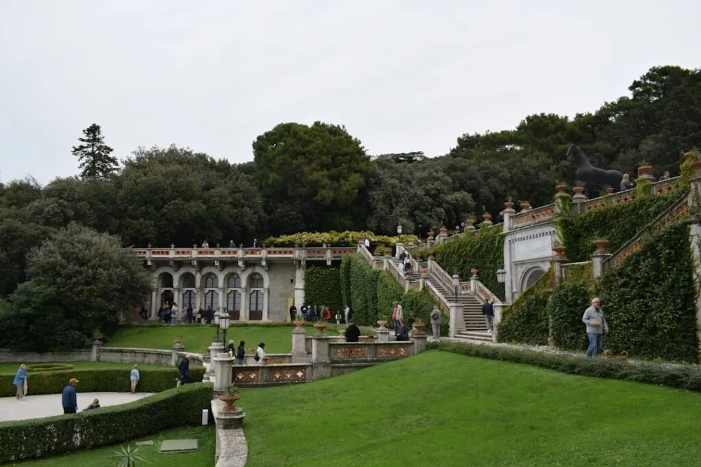 Terrasses et escaliers du parc du château de Miramare à Trieste