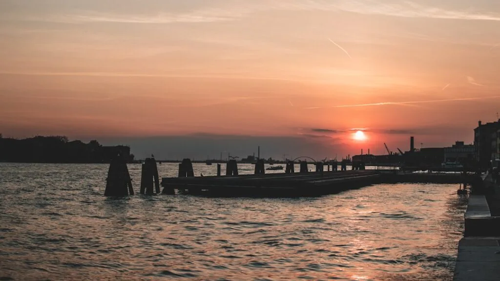 Coucher de soleil sur le port de Trieste et ses jetées