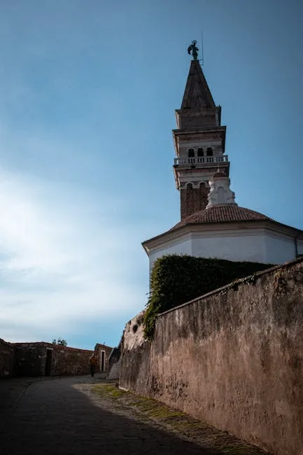 Allée pavée longeant les remparts avec clocher de Piran