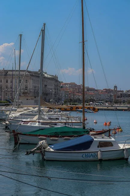 Bateaux de plaisance amarrés dans le port calme de Trieste