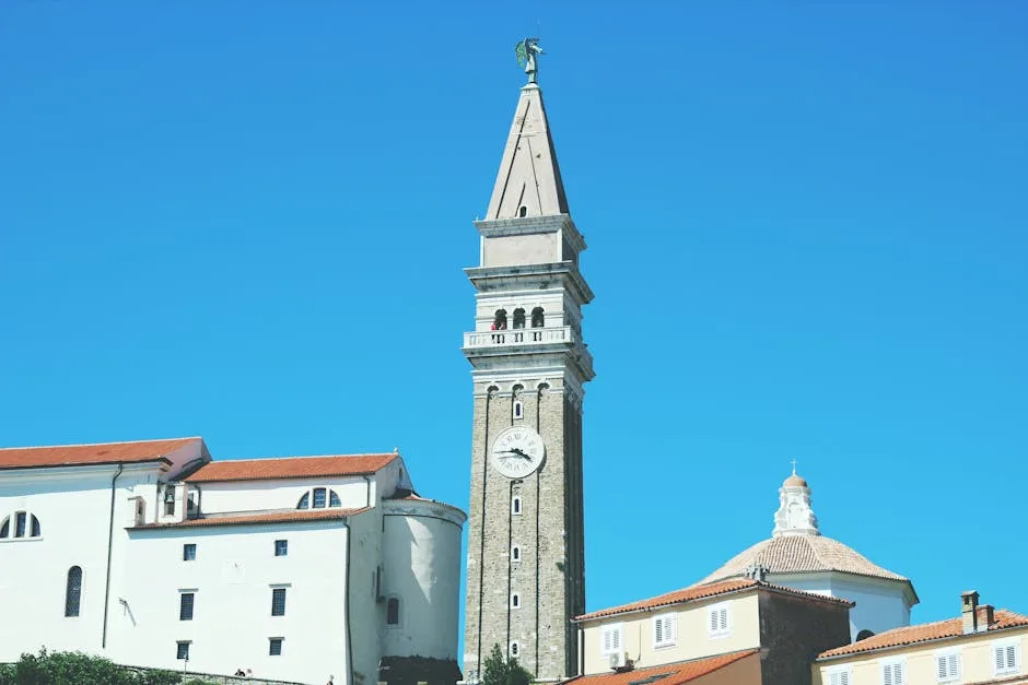 Campanile de l'église de Piran se dressant devant le ciel
